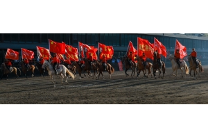 &ldquo;唱著刀歌游新疆&rdquo;&mdash;這些天，全國(guó)游客在這里歡聚