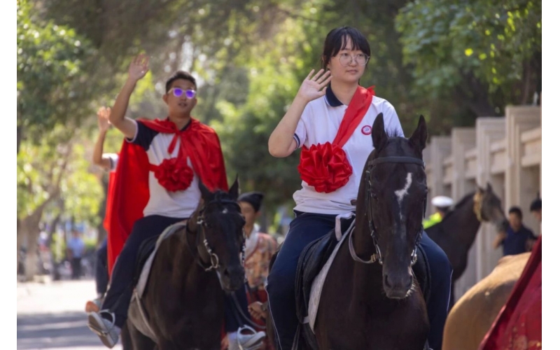 披紅掛花，打馬游街，新疆人送喜報(bào)好有儀式感